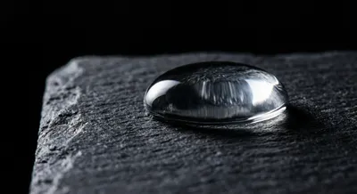 Gros plan minimaliste d'une goutte de saumure provenant d'un absorbeur d'humidité.