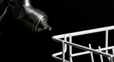 Gros plan minimaliste sur la peinture d'un panier de lave-vaisselle