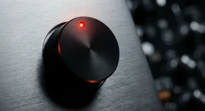 Gros plan sur le voyant rouge d'alerte d'un panneau de commande de chauffe-eau