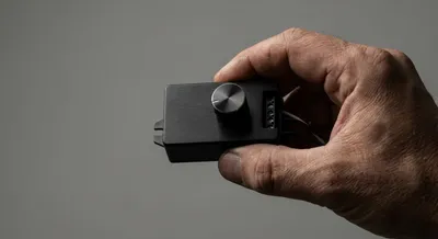 Gros plan sur un module électronique de variateur d'éclairage